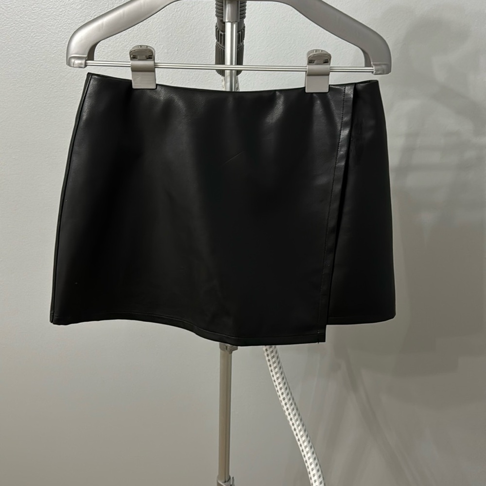 NWT Black Vegan Skort size L